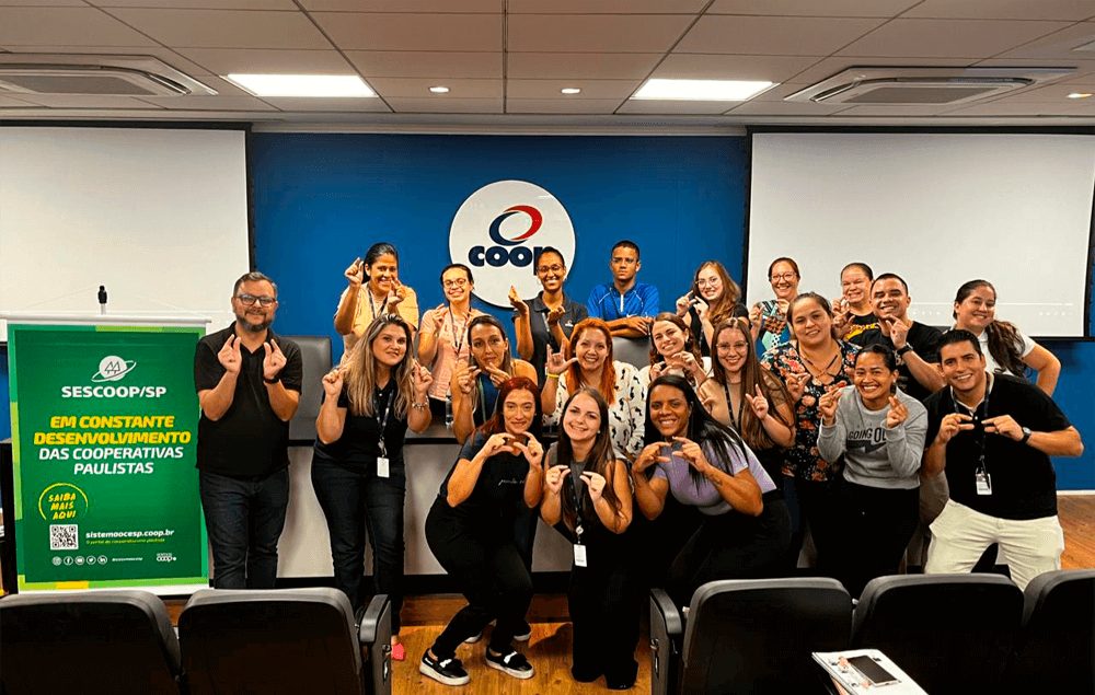 Grupo de pessoas que participaram do Curso de Libras